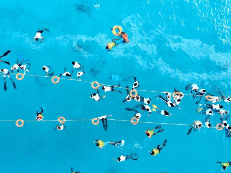 most people freediving simultaneously in the maldives